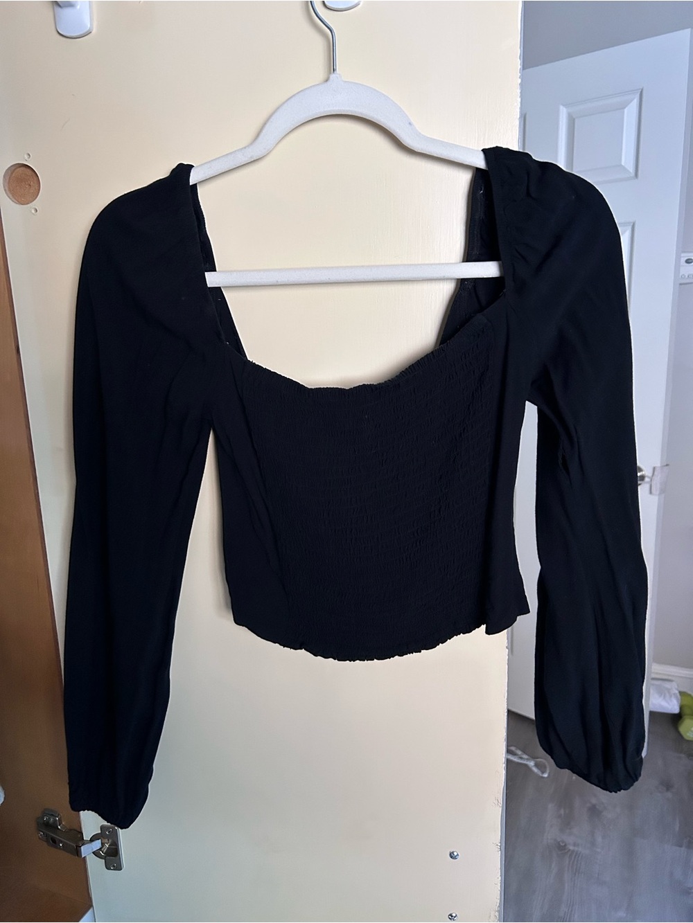 Nordstrom black long sleeve crop top with a square neckline, ruched/smock Small